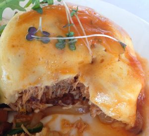 Pastechi è una torta ripiena di carne e spezie