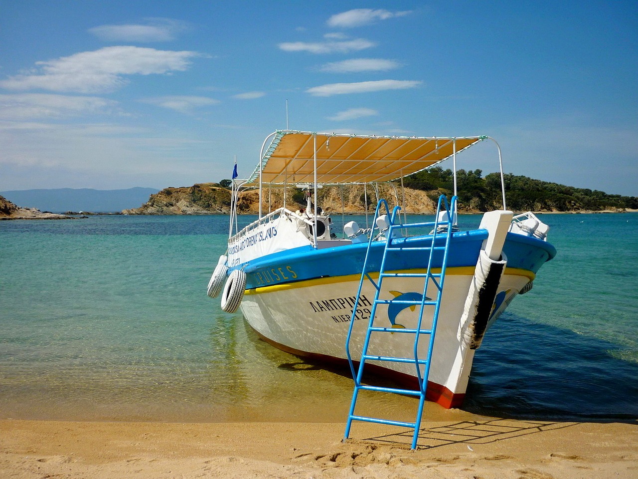 spiaggia con barca calcidica
