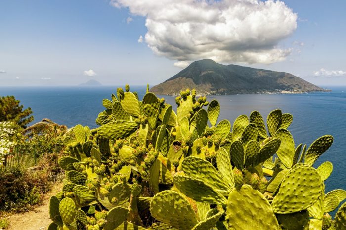 Trekkinando: Eolie tra vulcani e vette