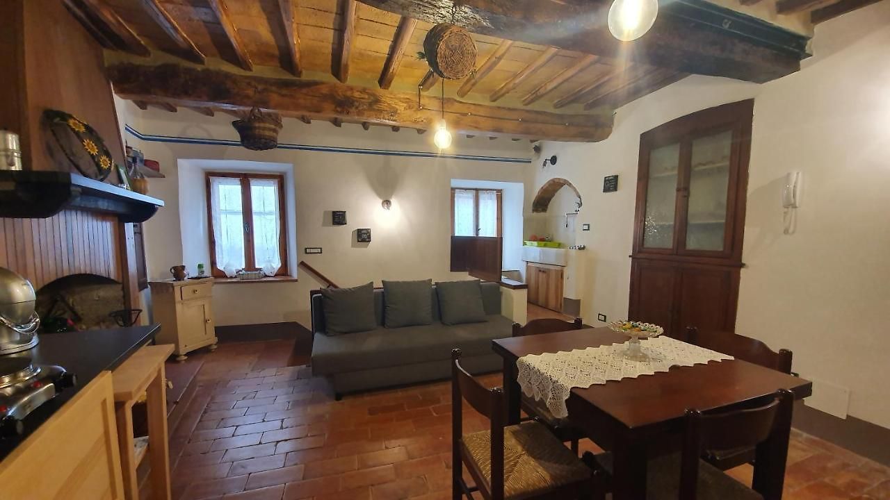 casa vacanze in umbria - il respiro del borgo - salotto con angolo cottura